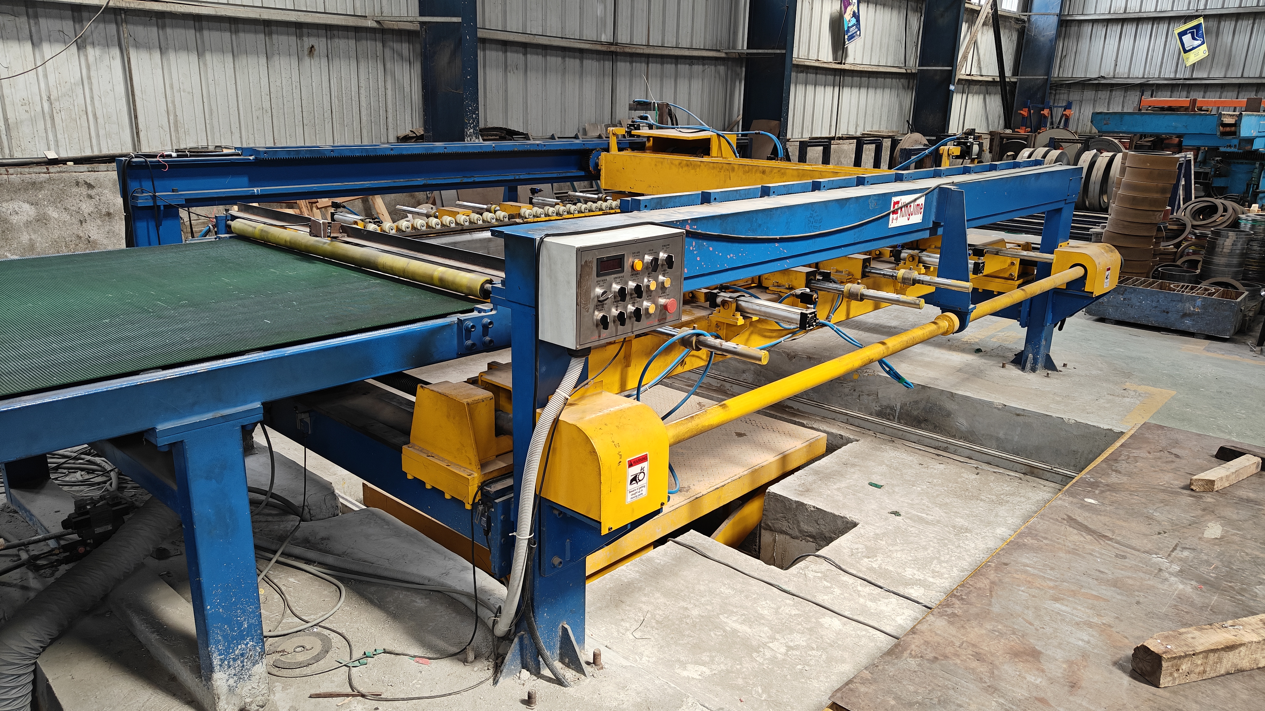 Expanding mandrel and hold down roll